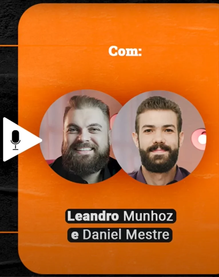 Podcast Papo de Vendedor episódio 01, Imagem nas cores laranja e preta, com as fotos dos hosts, Leandro Munhoz e Daniel Mestre, com o título, à esquerda, Quais são as principais características de um Super Vendedor?