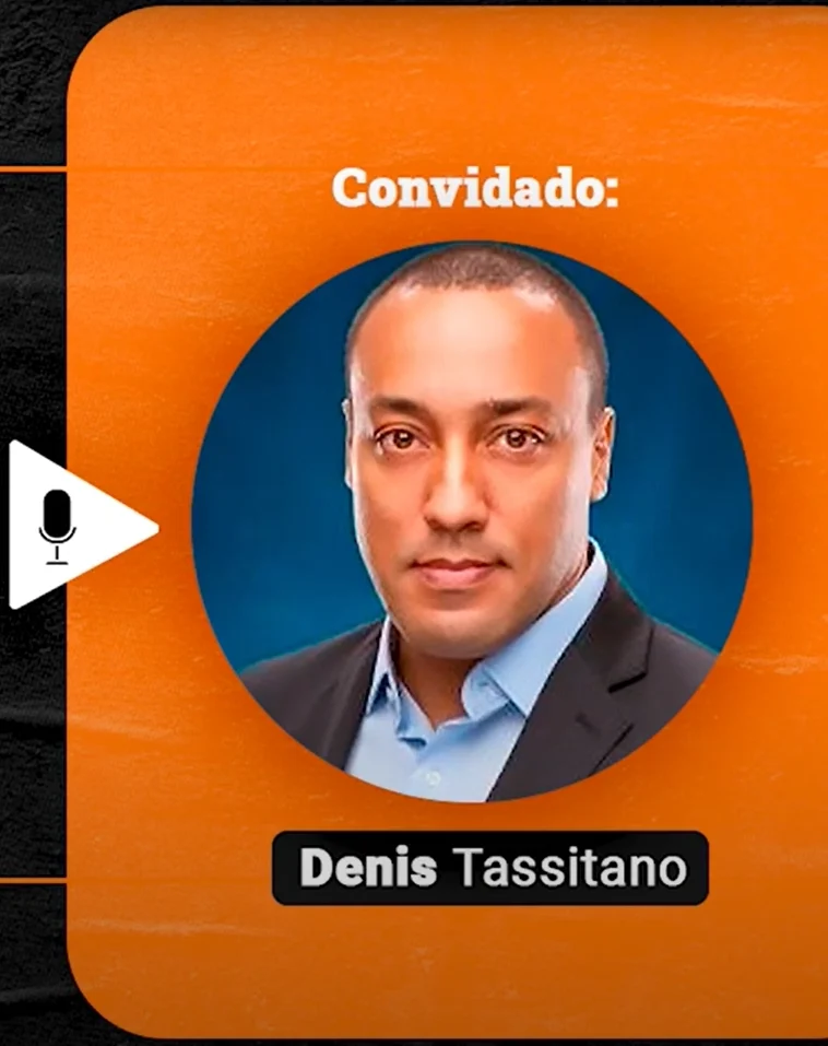 Podcast Papo de Vendedor episódio 20. Imagem nas cores laranja e preta, com a foto do convidado, Denis Tassitano, à direita, e o título do podcast, à esquerda, Gestão de Vendas! Construindo um Time de Super Vendedores! feat Denis Tassitano.