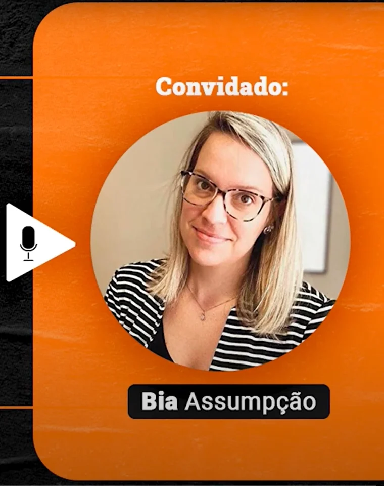 Podcast Papo de Vendedor episódio 21. Imagem nas cores laranja e preta, com a foto da convidada, Bia Assumpção, à direita, e o título do podcast, à esquerda, Mulheres em Vendas! Transforme se em uma Super Vendedora! feat Bia Assumpção.