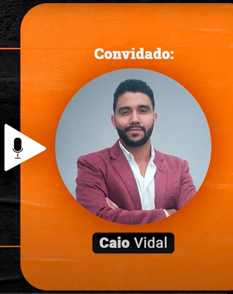 Podcast Papo de Vendedor episódio 24. Imagem nas cores laranja e preta, com a foto d convidado, Caio Vidal, à direita, e o título do podcast, à esquerda, Como fazer o seu Planejamento de Vendas? feat Caio Vidal & RD Station.