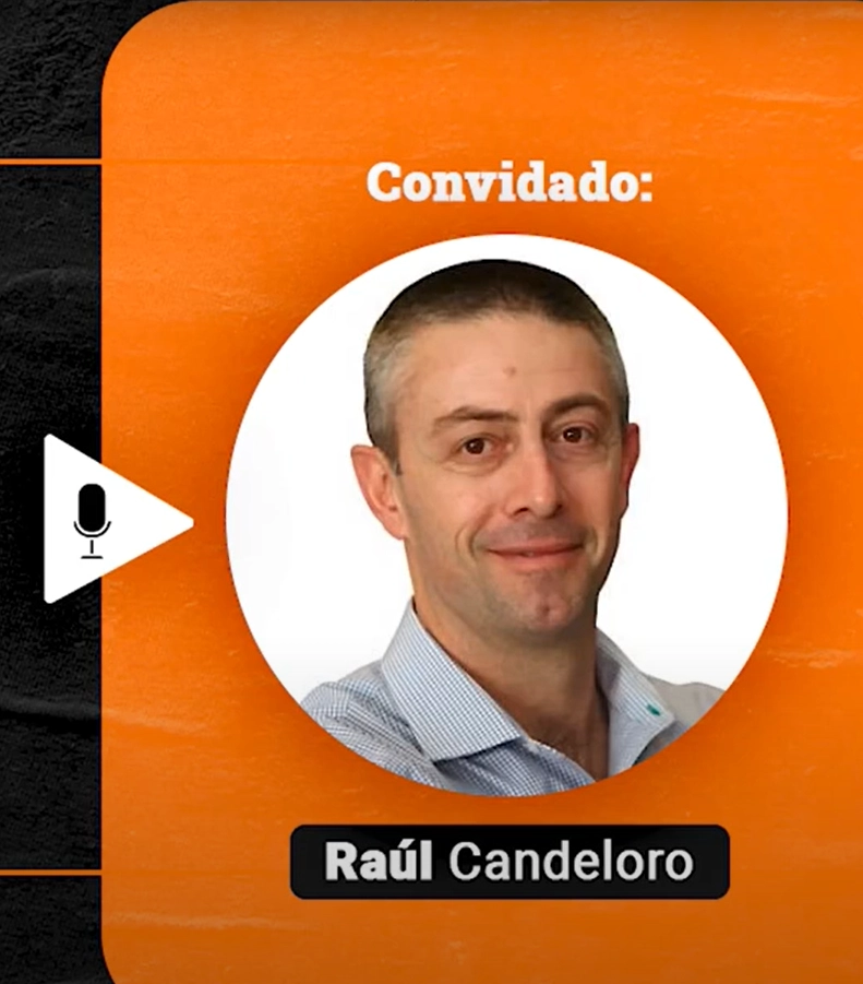 Capa do Podcast Papo de Vendedor, em laranja e preto, com a foto do convidado Raul Candeloro.