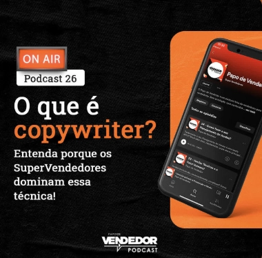 Capa do Podcast Papo de Vendedor episódio 26. Imagem nas cores laranja e preta, com o título, à esquerda, O Que é copywriter", e, à direita, um celular escutando o Papo de Vendedor no spotify.