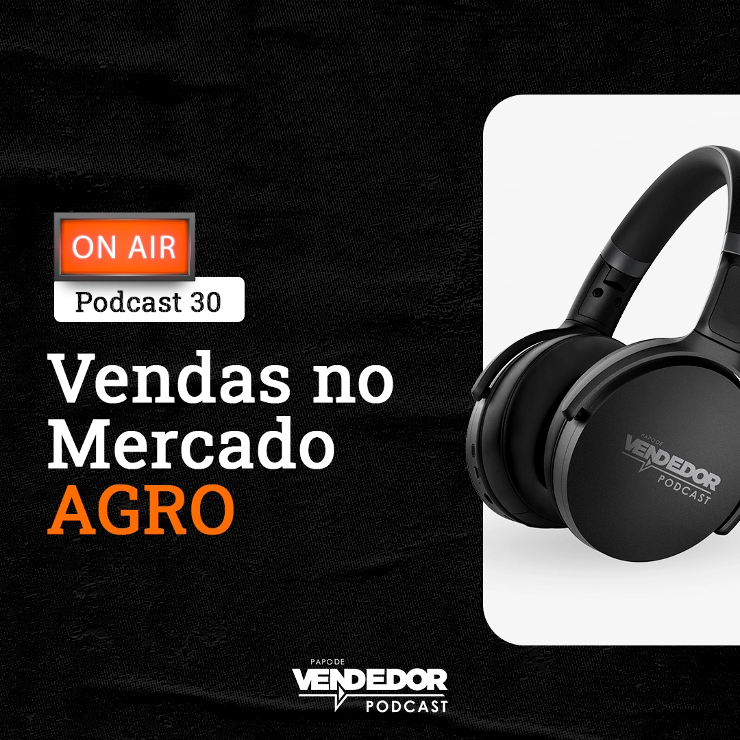 Capa do podcast Papo de Vendedor, nas cores laranja e preto, com um headfone, à direita, e o título do episódio, à esquerda, em letras brancas "Vendas no mercado agro". Com o logo do podcast abaixo.