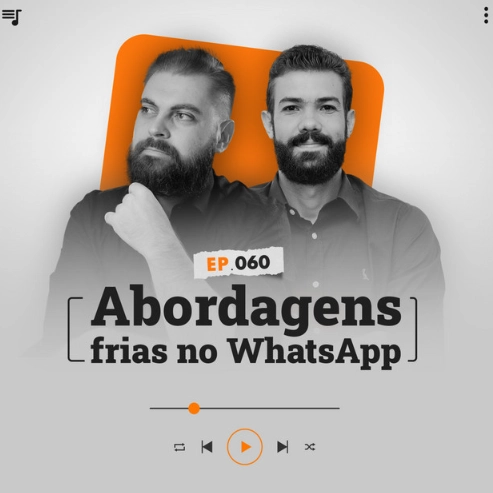 Capa do podcast Papo de Vendedor, nas cores branca e laranja, com a foto de Leandro Munhoz e Daniel Mestre, hosts do programa, centralizado, e o título do episódio, abaixo da foto, Abordagens frias no WhatsApp. O número do episódio 50 acima do título.