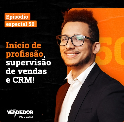 Capa ddo podcast Papo de vendedor, nas cores laranja e preto, com um homem de terno, de óculos e sorrindo do lado direito, e do lado esquerdo, o titulo do episódio, em laranja e branco, INÍCIO DE PROFISSÃO, SUPERVISÃO DE VENDAS e CRM Episódio Especial.