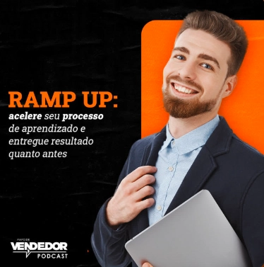 Capa do podcast Papo de Vendedor, nas cores laranja e preta, com um homem, do lado direito, vestindo um terno azul e camisa azul clara, sorrindo. Do lado esquerdo, o titulo do episódio, nas cores laranja e branca, RAMP UP DO VENDEDOR! Descubra como garantir que o novo vendedor alcance a alta performance rapidamente.