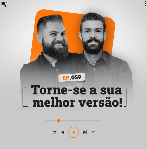 Capa do podcast Papo de Vendedor, nas cores laranja e branca, com a foto dos hosts, Leandro Munhoz e Daniel Mestre, sorrindo, ao centro, e o título, abaixo, Torne-se a sua melhor versão, em letras pretas. Um desenho de player abaixo do título.