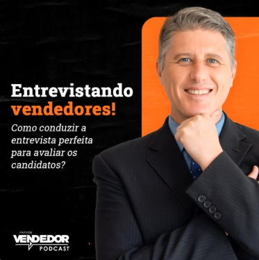 Capa do podcast Papo de vendedor, nas cores laranja e preta, com um homem de terno do lado direito, com os braços cruzados e a mão no queixo, representando o recrutador. Do lado esquerdo, o título do episódio, Entrevistando Vendedores, Como conduzir a entrevista perfeita para avaliar os candidatos?