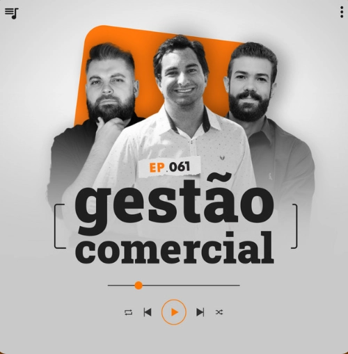 Capa do Papo de vendedor, episódio 61, nas cores branca, laranja e cinza, com as fotos dos hosts, Leandro Munhoz e Daniel Mestre, e, ao centro, o convidado, Luis Lourenco da RD Station. O título centralizado na cor preta: gestão comercial.