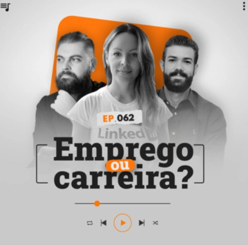 capa do podcast papo de vendedor, nas cores laranja, branco e cinza. Ao centro, a foto dos hosts, Leandro Munhoz e Daniel Mestre, com a convidada, Michelle Lima, no meio. O título centralizado "Emprego ou Carreira".