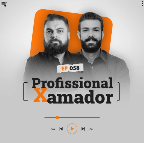 Capa do podcast Papo de Vendedor, nas cores branca e laranja, com a foto dos hosts, Leandro Munhoz e Daniel Mestre, ao centro, com camisas pretas e o título do episódio, Profissional x Amador, ao centro. Número 58 acima do título.