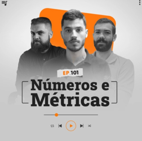 Capa do podcast Papo de Vendedor, nas cores branca, nas bordas, e laranja ao centro. No centro, Leandro Munhoz, à esquerda, branco, loiro, de barba, com expressão séria e o rosto virado para a direita. Daniel Mestre, à direita, branco, moreno, de barba e sério. Os dois com camisas pretas. Ao centro, o convidado, Gustavo Broilo, moreo, cabelos curtos, cavanhaque e camisa polo escura. Abaixo do convidado, o título do episódio, na cor preta, Números e Métricas.