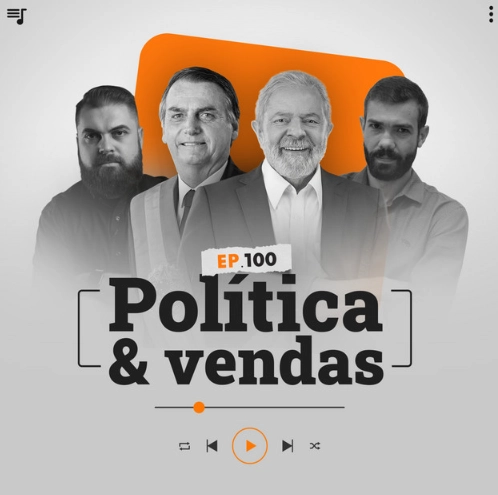 Capa do podcast Papo de Vendedor, nas cores branca, nas bordas, e laranja ao centro. No centro, Leandro Munhoz, à esquerda, branco, loiro, de barba, com expressão séria e Daniel Mestre, à direita, branco, moreno, de barba, também sério. Os dois com camisas pretas. Entre os dois, as fotos dos ex-presidentes, Jair Bolsonaro e Luis Inácio Lula da Silva. Abaixo, o título do episódio, na cor preta, "Política e Vendas".