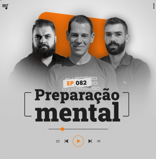 Capa do podcast Papo de Vendedor, nas cores branca, nas bordas, e laranja ao centro. Leandro Munhoz, à esquerda, branco, loiro, de barba, com expressão séria e Daniel Mestre, à direita, branco, moreno, de barba e sério. Os dois com camisas pretas. Ao centro, o convidado, Saulo Arruda, ultramaratonista, moreno e cabelo preto com camisa cinza e sorrindo. Abaixo, o título do episódio, Preparação Mental, na cor preta.