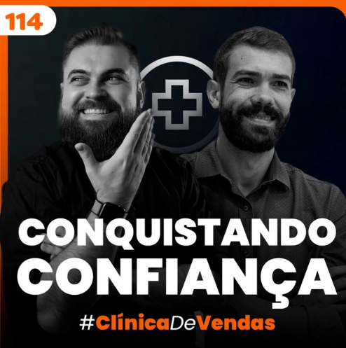 Capa do podcast Papo de Vendedor, com uma cor preta ao fundo e a foto dos apresentadores em primeiro plano. Leandro Munhoz, à esquerda, branco, loiro, cabelos curtos e barba, com o rosto virado para a direita e expressão sorridente. Daniel Mestre, à direita, com o rosto virado para a à esquerda, branco, cabelos curtos e pretos, barba e sorrindo. Abaixo, o título do episódio, na cor branca, Conquistando a confiança do cliente, um episódio do Clínica de Vendas que responde dúvidas dos seguidores e, entre os temas, está "como consquistar a confiança do cliente.