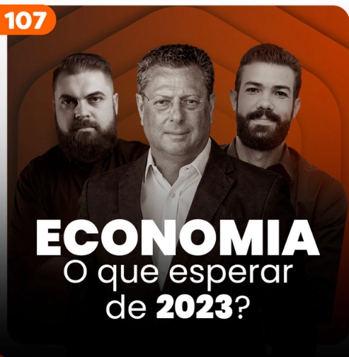 Capa do podcast Papo de Vendedor, com o fundo laranja escuro. No centro, Leandro Munhoz, à esquerda, branco, loiro, cabelo curto, de barba, com expressão séria e Daniel Mestre, à direita, branco, moreno, cabelo curto, de barba, esboçando um leve sorrizo. Os dois com camisas pretas. Ao centro, o convidado, Reinaldo cafeo, moreno, cabelos curto, sério, usando um terno escuro e camisa social branca. Abaixo, o título, na cor branca, Economia no Brasil, o que esperar de 2023.