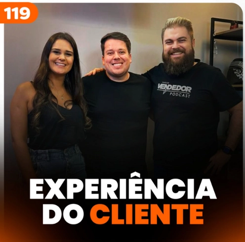 Capa do podcast Papo de Vendedor, com um fundo claro e a foto do host e dos convidados em primeiro plano. À direita, o host, Leandro Munhoz, branco, loiro, de barba, com uma camisa preta e sorrindo. Ao centro, o convidado Ricardo Baehr, branco, cabelos pretos com uma camisa preta e sorrindo. À esquerda, Thays Baehr, morena, cabelos pretos, com uma blusa preta de alça, também sorrindo. Abaixo, o título do episódio, Experiência do Cliente, na cor branca e laranja.