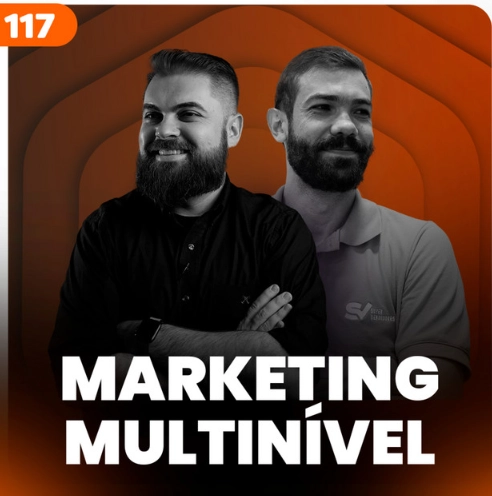 Capa do podcast Papo de Vendedor, com uma cor laranja escuro ao fundo e a foto dos apresentadores em primeiro plano. Leandro Munhoz, à esquerda, de camisa preta, branco, loiro, cabelos curtos e barba, com o rosto virado para a direita, em perfil, e expressão sorridente. Daniel Mestre, à direita, de camisa cinza, com o rosto virado para a esquerda, olhando o horizonte, branco, cabelos curtos pretos, barba e sorrindo. Abaixo, o título do episódio, na cor branca, Marketing Multinível.