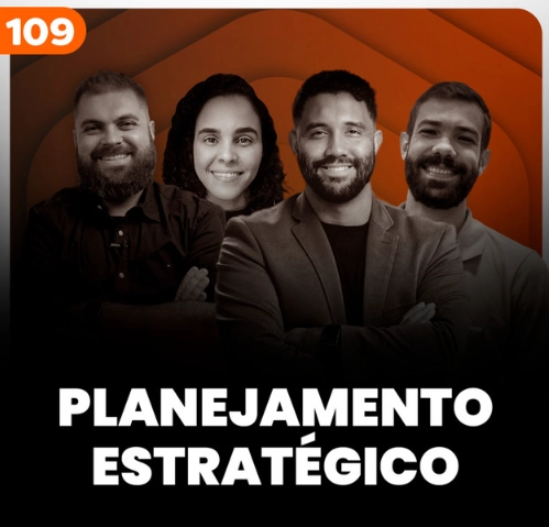 Capa do podcast Papo de Vendedor, com uma cor laranja escura ao fundo e a foto dos hosts e convidados em primeiro plano. À direita, Daniel Mestre, branco, de barba e cabelos curtos sorrindo. À sua esquerda, o convidado Caio Vidal, moreno, de barba e cabelos curtos, sorrindo com um terno escuro e camisa preta. À esquerda do caio, a convidada, Fernanda Lima, morena, cabelos enrolados na altura do ombro sorrindo e à esquerda da Fernanda, o host, Leandro Munhoz, branco, de barba e cabelos curtos, também sorrindo, com camisa preta. Abaixo, o título do episódio, na cor branca "Planejamento Estratégico".
