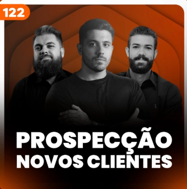 Capa do podcast Papo de Vendedor, com a cor laranja escuro ao fundo. Ao centro, o convidado Giovanne Saraiva, com camisa preta, cabelos pretos curtos, moreno e expressão séria. À direita, Daniel Mestre, branco, de barba, camisa social preta e expressão séria. À esquerda, Leandro Munhoz, branco, de barba, também sério.