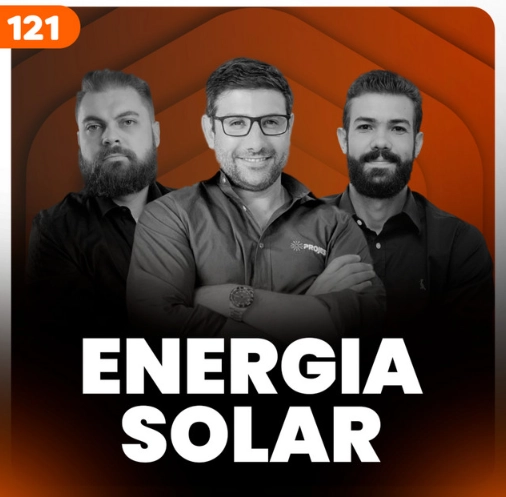 Capa do podcast Papo de Vendedor, com uma cor laranja escuro ao fundo e a foto dos apresentadores em segundo plano. Leandro Munhoz, à esquerda, branco, loiro, cabelos curtos e barba e expressão séria. Daniel Mestre, à direita, branco, cabelos curtos pretos, barba e sorrindo. Em primeiro plano, o convidado, NetoTosato, branco, cabelos curtos preto e óculos, também sorrindo. Abaixo, o título do episódio, na cor branca, vendedores de energia solar.
