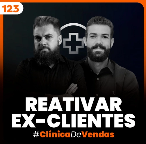 Capa do podcast Papo de vendedor, com fundo preto e título, na cor branca "Reativar Ex clientes", abaixo, em laranja, o nome do quadro Clínica de Vendas. Os hosts do programa, à esquerda Leandro Munhoz, branco, de barba e expressão séria. À direita, Daniel Mestre, branco, de barba escura, sorrindo.