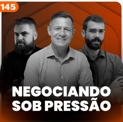 Capa do podcast Papo de vendedor, na cor laranja escuro e foto do convidado, Comandante Diógenes Lucca. Ao lado, os hosts Leandro Munhoz e Daniel Mestre, e o título, abaixo, Negociando sob pressão, como negociar sob pressão e em situações de alto risco