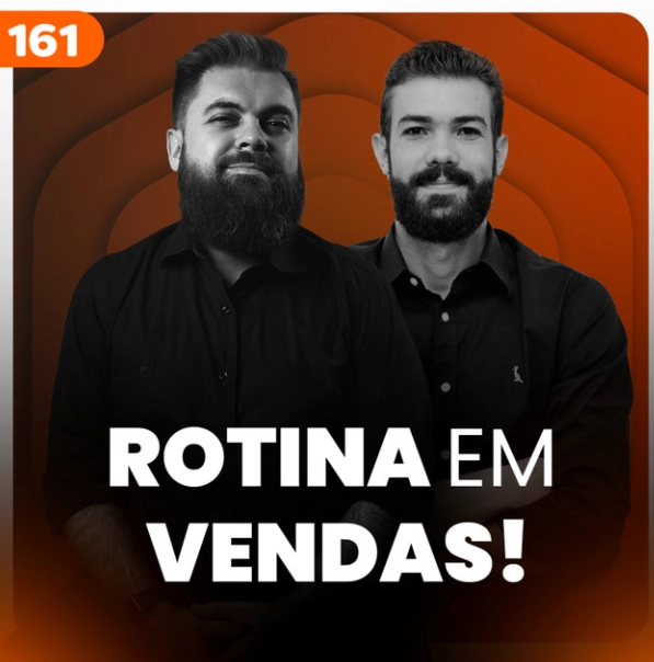 Capa do podcast Papo de Vendedor, na cor laranja escuro, e título, na cor branca, ROTINA EM VENDAS. Ao centro, a fotos dos hosts, Leandro Munhoz e Daniel Mestre.