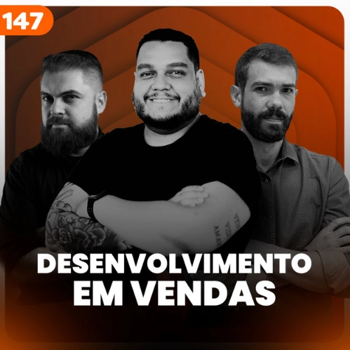 Capa do podcast papo de vendedor, na cor laranja escuro, e titulo, na cor branca "Desenvolvimento em vendas, como os eventos potencializam a carreira em vendas." Ao centro, a foto do convidado, Abdalla Daichoum, gerente de patrocinio rd summit, e, em segundo plano, a foto dos hosts, Leandro Munhoz e Daniel Mestre.