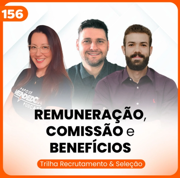 Capa do podcast Papo de Vendedor, na cor branca e laranja, com o título, na cor preta, Comissão, Benefícios e Remuneração de Vendedores. Ao centro, a foto do convidado, Fernando Sollak, e dos hosts, Daniel Mestre e Luciane Soares.