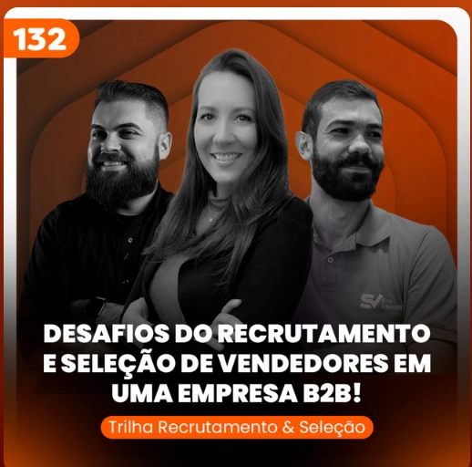 Capa do podcast Papo de vendedor na cor laranja escuro e o título, na cor branca "Desafios do recrutamento e seleção de vendedores b2b". Centralizado, a foto, em perfil, da convidada Luciane Soares e dos hosts, Leandro Munhoz e Daniel Mestre.