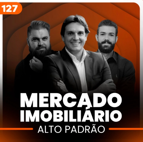 Capa do podcast papo de vendedor, com fundo laranja e os hosts Leandro Munhoz e Daniel Mestre ao lado de Paulo Cruz, corretor de imóveis de alto padrão e luxo. Título, em branco, Vendas no mercado imobiliário.