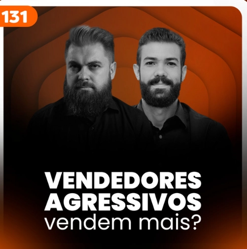Capa do podcast Papo de vendedor na cor laranja escuro e título branco "Vendedores agressivos vendem mais?" Foto centralizada dos hosts Leandro Munhoz e Daniel Mestre.