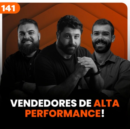 Capa do podcast Papo de vendedor na cor laranja escuro, e título em laranja claro e branco, Vendedores de alta performance. Centralizado, a foto do convidado, Alfredo Soares e dos hosts Leandro Munhoz e Daniel Mestre.