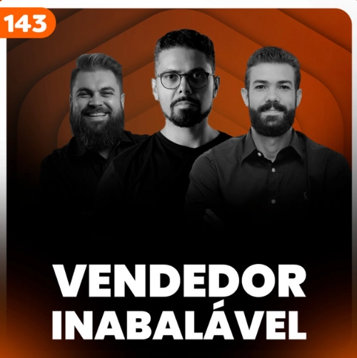 Capa do podcast Papo de Vendedor, na cor laranja escuro, com a foto do convidado, Luiz Mário, Clube do Estoicismo, e a foto dos hosts, Leandro Munhos e Daniel Mestre. Abaixo, na cor branca, o título Vendedor Inabalável, como vender mais e sofre menos com o estoicismo.