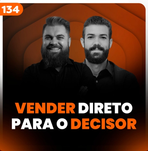 Capa do podcast Papo de vendedor na cor laranja escuro, abaixo, o título, na cor branca, Vender Para o Decisor, e a foto dos hosts centralizada, Leandro Munhoz e Daniel Mestre.