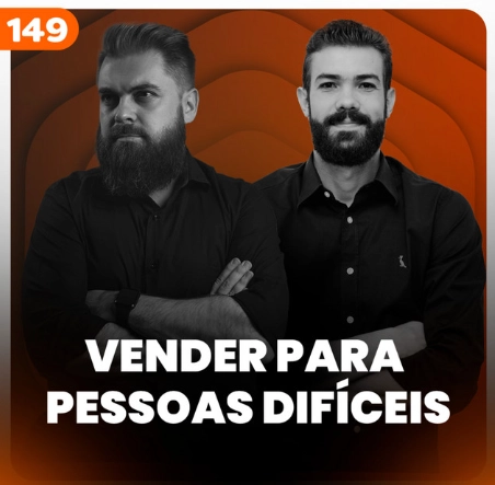 Capa do podcast Papo de vendedor, na cor laranja escuro, com o título, na cor branca, "Vender para pessoas difíceis" e a foto dos hosts Leandro Munhoz e Daniel Mestre.