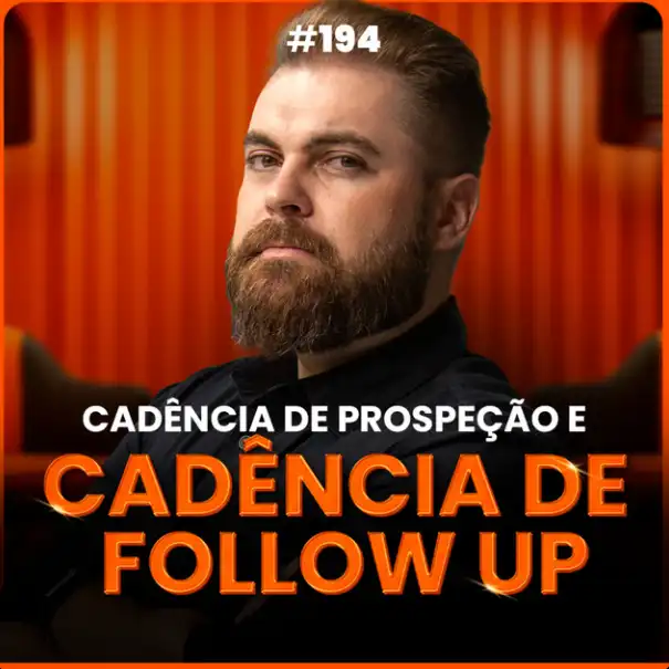 Capa do podcast Papo de Vendedor, com uma textura de cortina laranja ao fundo e a foto do host, Leandro Munhoz em primeiro plano. Abaixo o título, na cor branca e laranja, Cadência de Prospecção e Cadência de Follow-up.