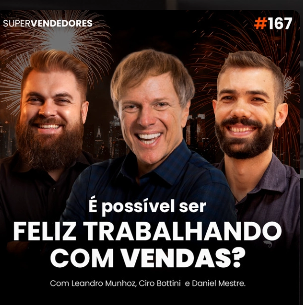 Capa do podcast Papo de Vendedor, na cor preta, com fogos de artifício ao fundo, representando uma nova temporada e um novo ano. Abaixo, na cor branca, o título do episódio "Carreira de vendas, é possível ser feliz trabalhando com vendas?". Ao centro, a foto do convidado, Ciro Bottini, e, ao lado, os hosts, Daniel Mestre e Leandro Munhoz.
