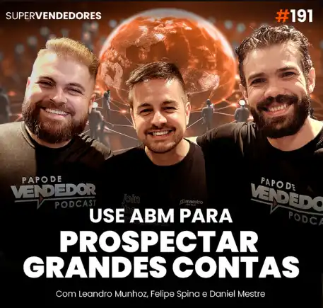 Capa do podcast Papo de Vendedor, com um globo terrestre alaranjado aofundo, e uma corrente de pessoas de mãos dadas em volta. Em primeiro plano, a foto do convidado, Felipe Spina, ao lado dos hosts, Leandro Munhoz e Daniel Mestre. Abaixo, o título, na cor branca, Use ABM para Prospectar Grandes Contas, sobre como atrair grandes clientes.
