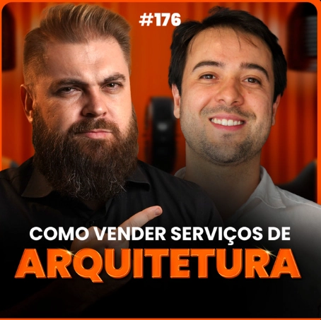 Capa do podcast Papo de Vendedor, com uma textura de cortina laranja ao fundo, e, em primeiro plano, a foto do convidado, Renato Queiroz, arquiteto, ao lado do host, Leandro Munhoz. Abaixo, o título na cor laranja e branca, Como Vender Arquitetura.