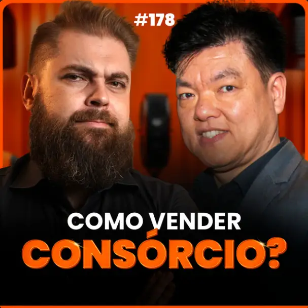 Capa do podcast Papo de Vendedor, com uma textura de cortina laranja, ao fundo, e a foto do convidado, Sérgio Tobaru, em primeiro plano, ao lado do host, Leandro Munhoz. Abaixo, na cor branca e laranja, o título, Como Vender Consórcio.