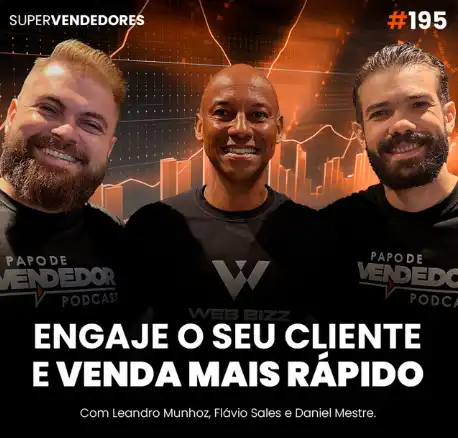Capa do podcast Papo de Vendedor, com gráficos na cor laranja ao fundo. Em primeiro plano, a foto do convidado, Flávio Sales, ao lado dos hosts, Leandro Munhoz e Daniel Mestre. Abaixo, o título, na cor branca. Engaje o seu cliente e venda mais rápido, sobre engajamento do cliente, vendas e marketing digital.