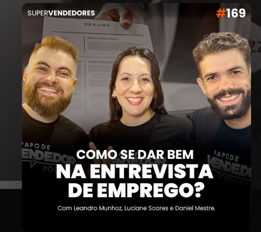 Capa do podcast Papo de Vendedor, nova temporada, com fundo preto e uma foto de um currículo ao fundo. Abaixo, o título, na cor branca, Entrevista de Emprego, como passar em uma entrevista de vendas. Ao centro, a foto da convidada, Luciane Soares, e dos hosts, Daniel Mestre e Leandro Munhoz, lado a lado.
