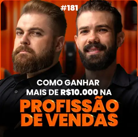 Capa do podcast Papo de Vendedor, com uma textura de cortina laranja ao fundo. Em primeiro plano, as fotos dos host Leandro Munhoz e Daniel Mestre. Abaixo, na cor branca e laranja, o título "Como ganhar 10 mil por mês em vendas".