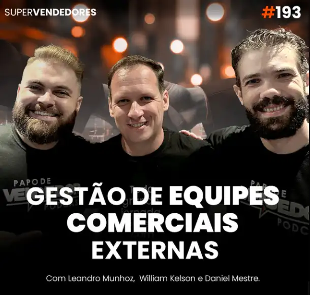 Capa do podcast Papo de Vendedor, com luzes ao fundo, como numa cidade grande, junto com aperto de mão. Em primeiro plano, a foto do convidado, William Kelson, ao lado dos hosts Daniel Mestre e Leandro Munhoz. Abaixo, o título, na cor branca, Gestão de Equipes Comerciais Externas, sobre gestão comercial B2B.