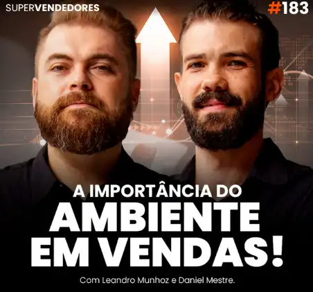 Capa do podcast Papo de Vendedor, com uma seta brilhante, ao fundo e desenhos de gráficos. Em primeiro plano, a foto dos hosts Leandro Munhoz e Daniel Mestre. Abaixo ,na cor branca, o título "A importância do ambiente em vendas".