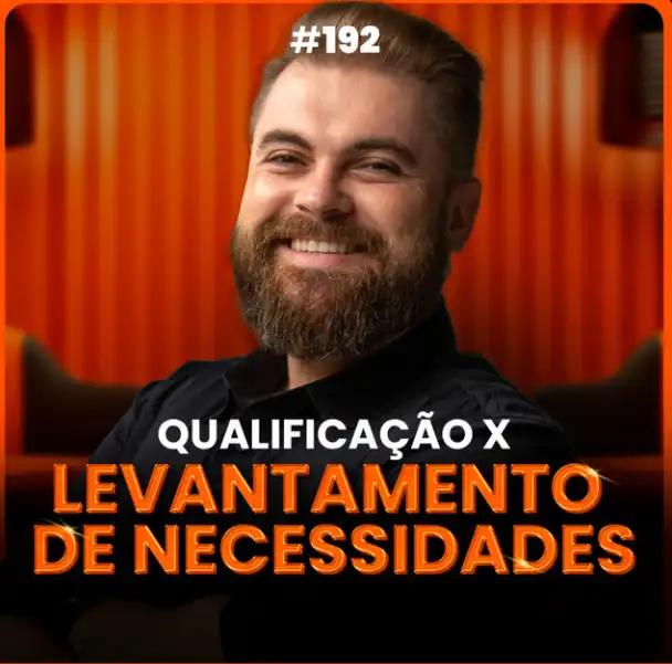 Capa do podcast Papo de Vendedor, com uma textura de cortina laranja ao fundo. Em primeiro plano, a foto do host Leandro Munhoz e o título do episódio, na cor branca e laranja, Qualificação e Levantamento de Necessidades.