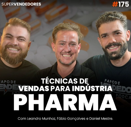 Capa do podcast Papo de Vendedor, com cápsulas de medicamentos ao fundo, No primeiro plano, a foto do convidado, Fábio Gonçalves, ao lado dos hosts, Leandro Munhoz e Daniel Mestre. Abaixo o título do episódio, na cor branca, Técnicas de vendas para representantes farmacêuticos, vendas na indústria pharma.