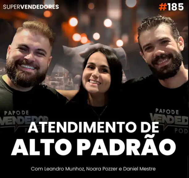 Capa do podcast Papo de Vendedor, com luzes e um aperto de mão ao fundo. Em primeiro plano, a foto da convidada, Noara Pozzer, especialista em atendimento, ao lado dos hosts, Daniel Mestre e Leandro Munhoz. Abaixo, na cor branca, o título, Atendimento de alto padrão, sobre técnicas de atendimento ao cliente.